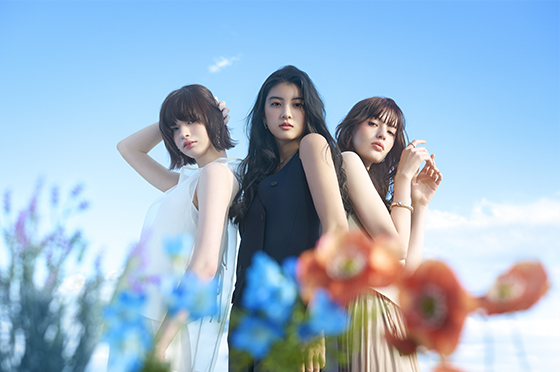 花を前に佇む3人の女性