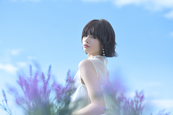 ラベンダー系でカラーしたボブの女性