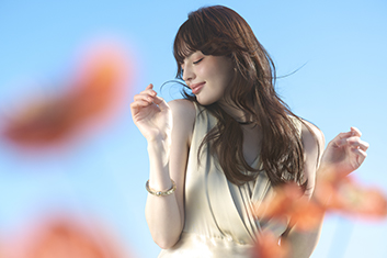 やわらかいオレンジ系でカラーしたロングヘアの女性