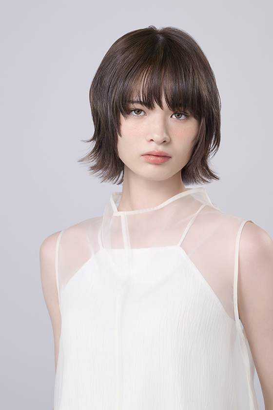 ラベンダー系でカラーしたボブの女性