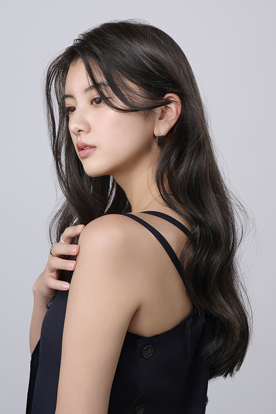 アッシュ系でカラーしたロングヘアの女性