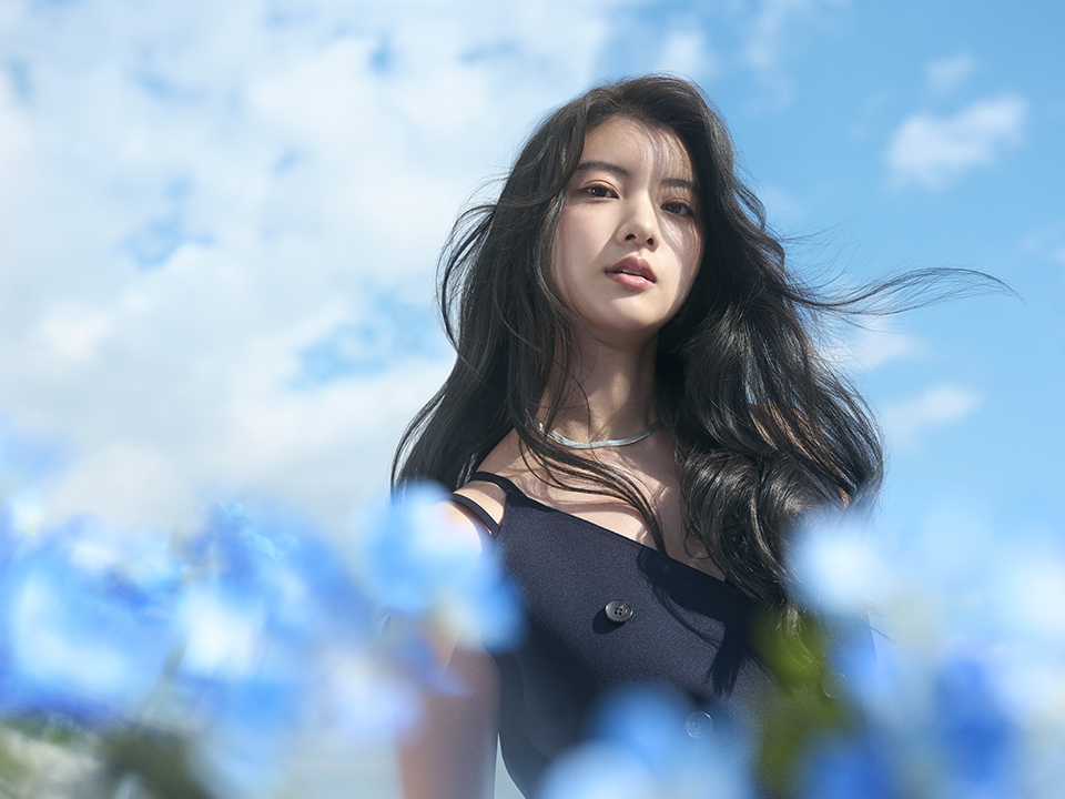 アッシュ系でカラーしたロングヘアの女性