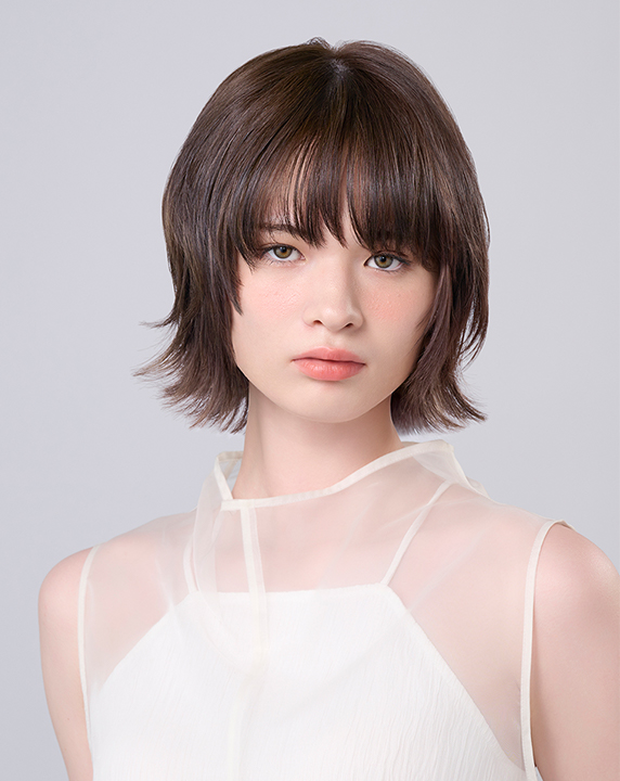 ラベンダー系でカラーしたボブの女性