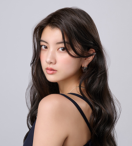 アッシュ系でカラーしたロングヘアの女性