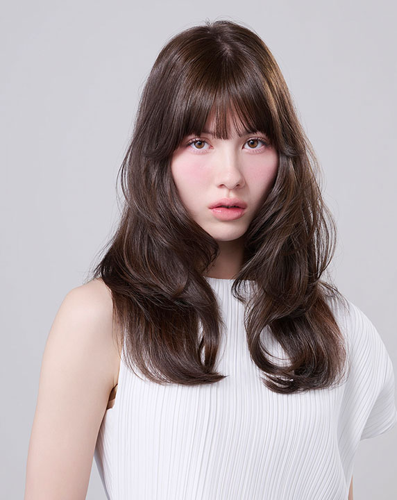オリーブベージュ系でカラーしたロングヘアの女性