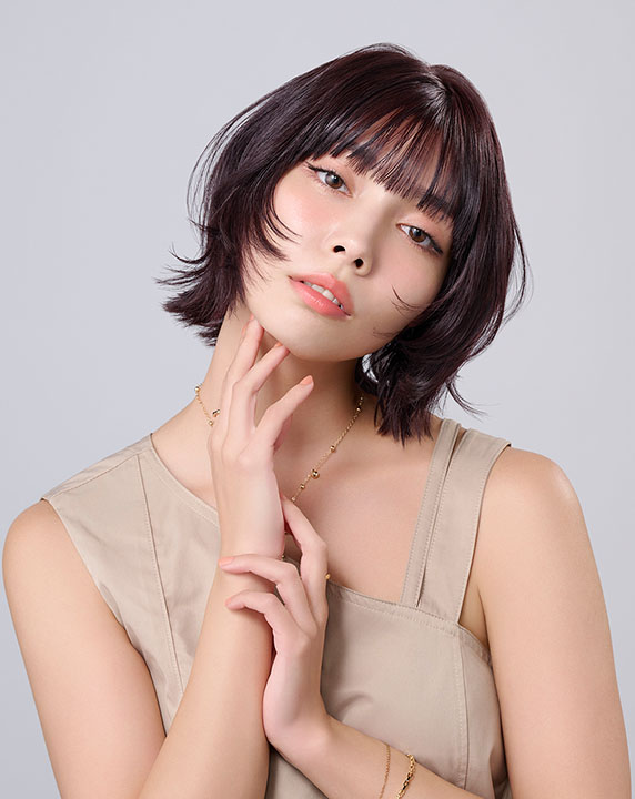 ピンクベージュ系でカラーしたボブの女性